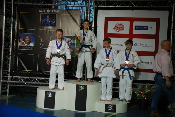 ����������-8