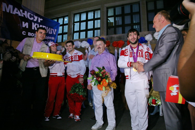 �������-�����-9