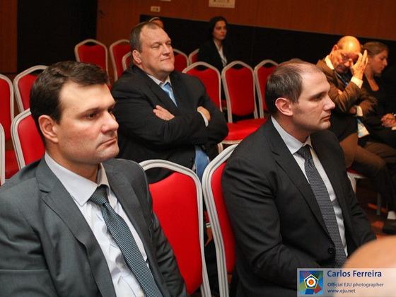 �������-�����